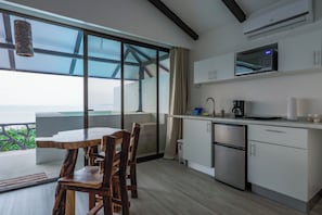 Romantic Studio Suite, 1 King Bed | Private kitchen | Mini-fridge, microwave, coffee/tea maker, cookware/dishes/utensils - Akua Ocean View Suites (Tárcoles)