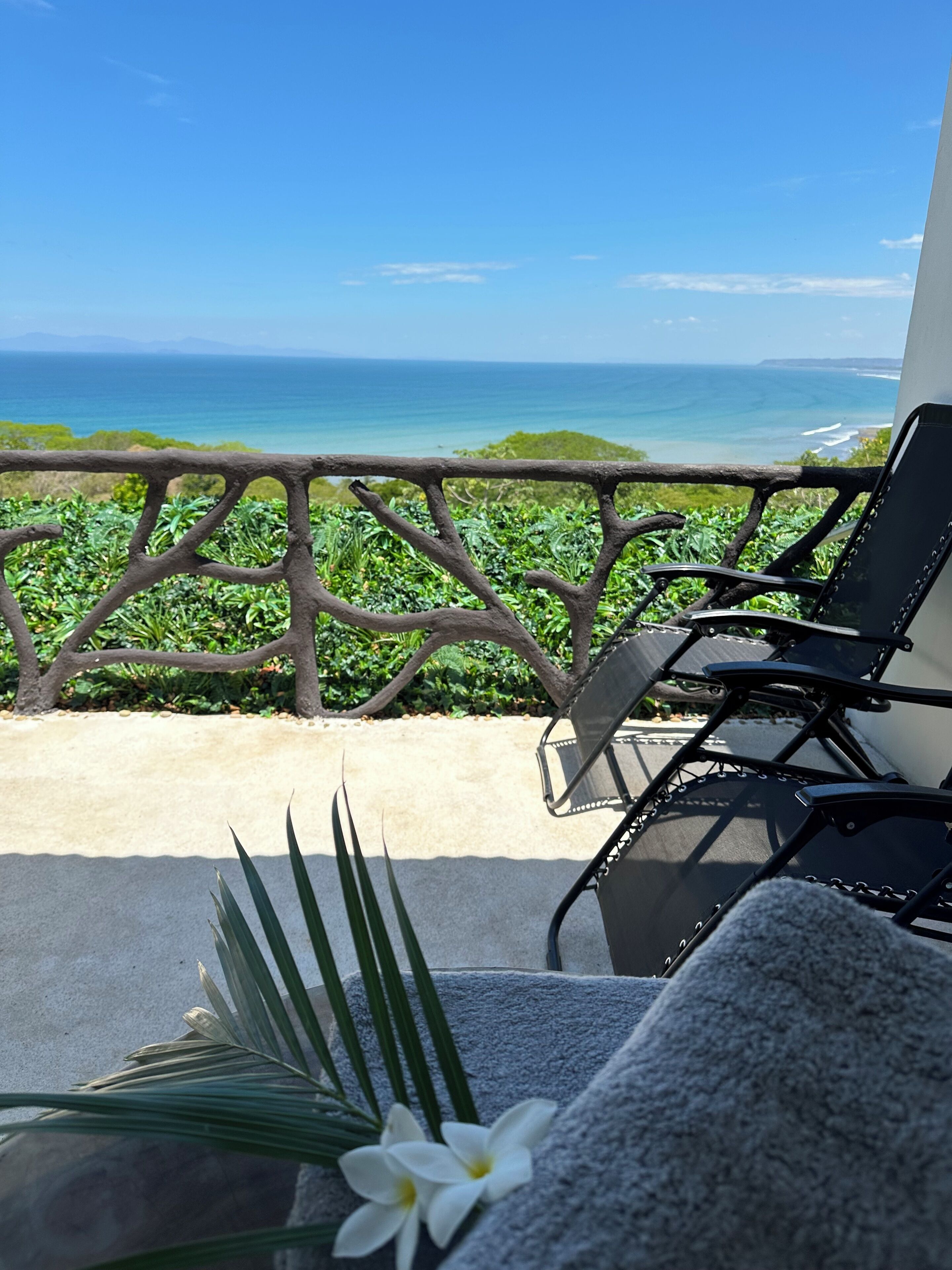 Romantic Studio Suite, 1 King Bed | Bathroom | Shower, rainfall showerhead, free toiletries, towels