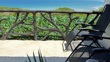 Romantic Studio Suite, 1 King Bed | Bathroom | Shower, rainfall showerhead, free toiletries, towels