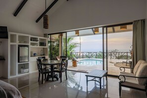Terrace Deluxe Suite Ocean View Private Pool | 记忆海绵床垫、特色装修、特色家居、遮光窗帘