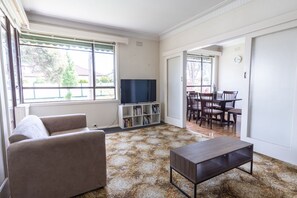 Smart TV, books - Fantastic Family Friendly 3 Bedroom House (Glenroy)