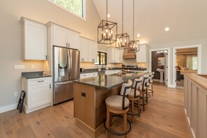Fridge, microwave, oven, stovetop - Cozy Up w/ Epic Views, Hot Tub & Fire Pit (McHenry)