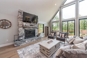 Smart TV, caminetto, lettore DVD