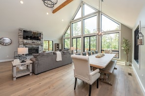 Smart TV, caminetto, lettore DVD