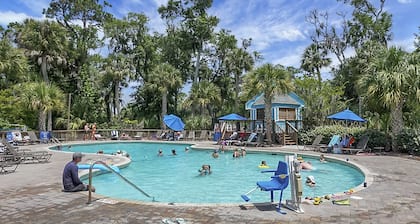 Pet Friendly, 3Bed, easy walk to Pool, Beach, Restaurants, Golf N Pickle Ball