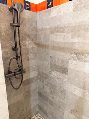 Dusche, Haartrockner, Handtücher, Seife