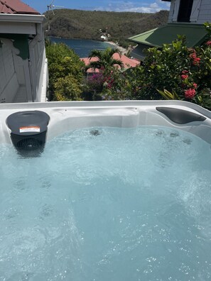 A hot tub with a view of a beach and hills in the background. - À 10 mn à Pied de la Plage, T3 Jardin vue mer (Les Anses-d'Arlet)