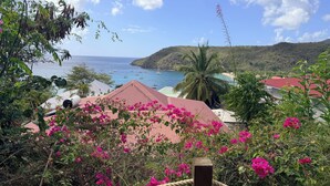 A coastal view with a clear sky, a beach, and a mountainous backdrop. - À 10 mn à Pied de la Plage, T3 Jardin vue mer (Les Anses-d'Arlet)