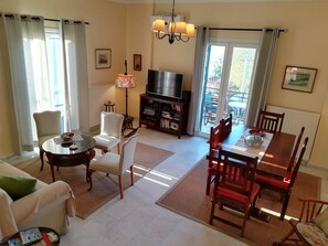 Smart-TV, Kamin, Bücher, Musikbibliothek