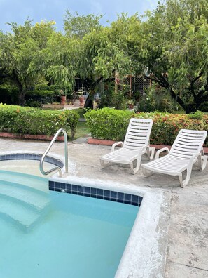 حمّام سباحة مُدفَّأ