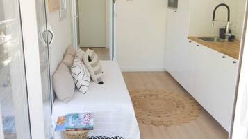 1 habitación, tabla de planchar con plancha y ropa de cama