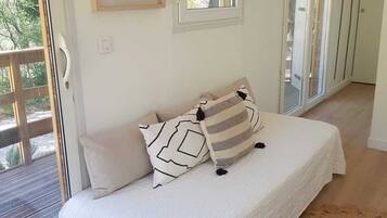 1 slaapkamer, een strijkplank/strijkijzer, beddengoed