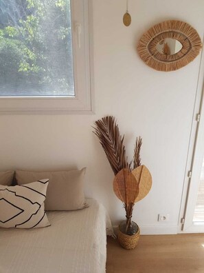 1 habitación, tabla de planchar con plancha y ropa de cama 