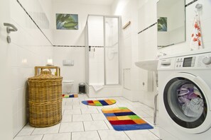 Basic-Zweibettzimmer | Badezimmer | Handtücher