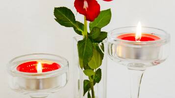 A business card for Pension piano forte with contact details and a rose in a vase.