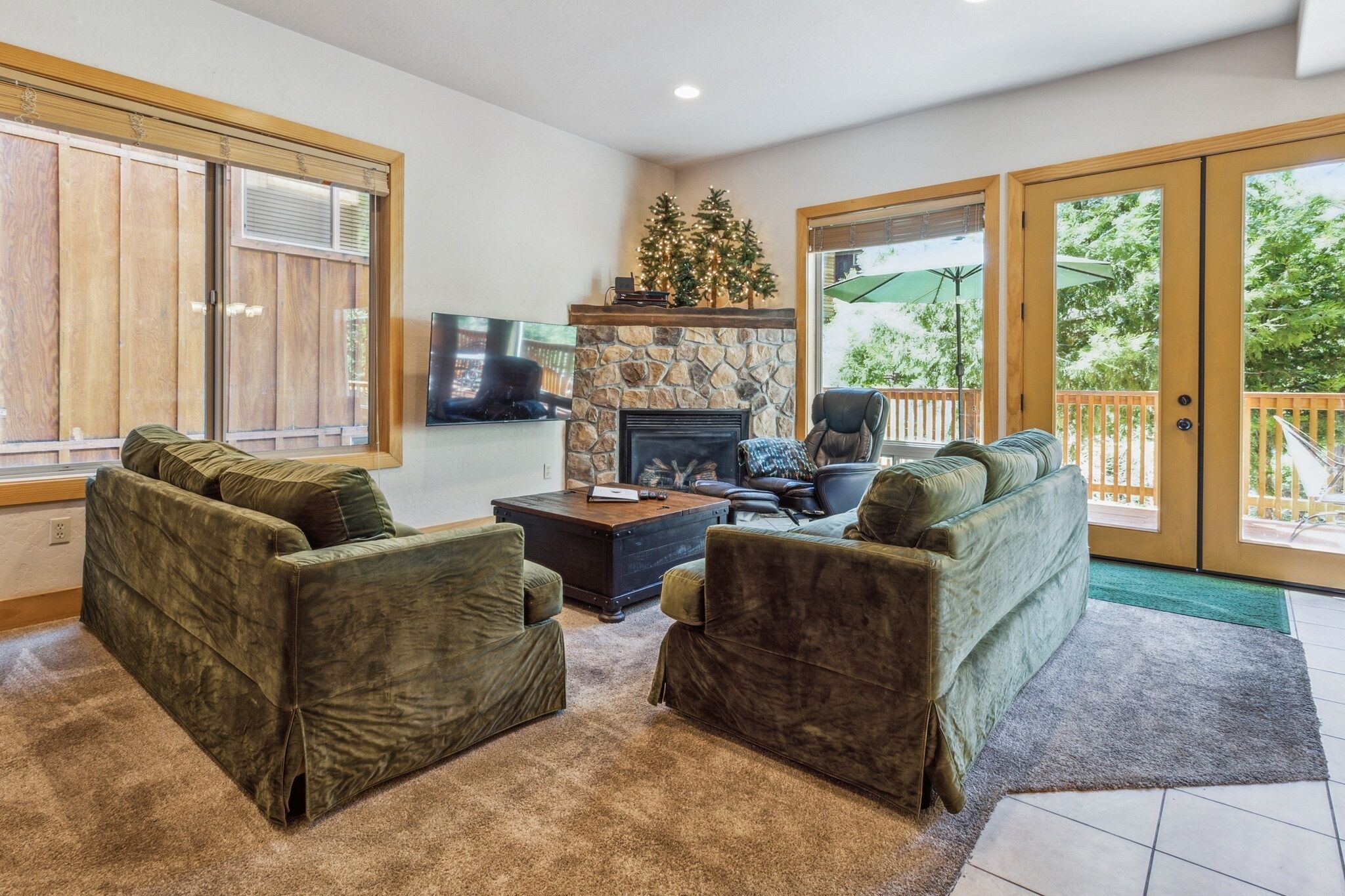 Spacious 4br/3ba. Continuous hot water tank! by RedAwning