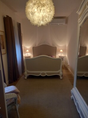 4 bedrooms, bed sheets