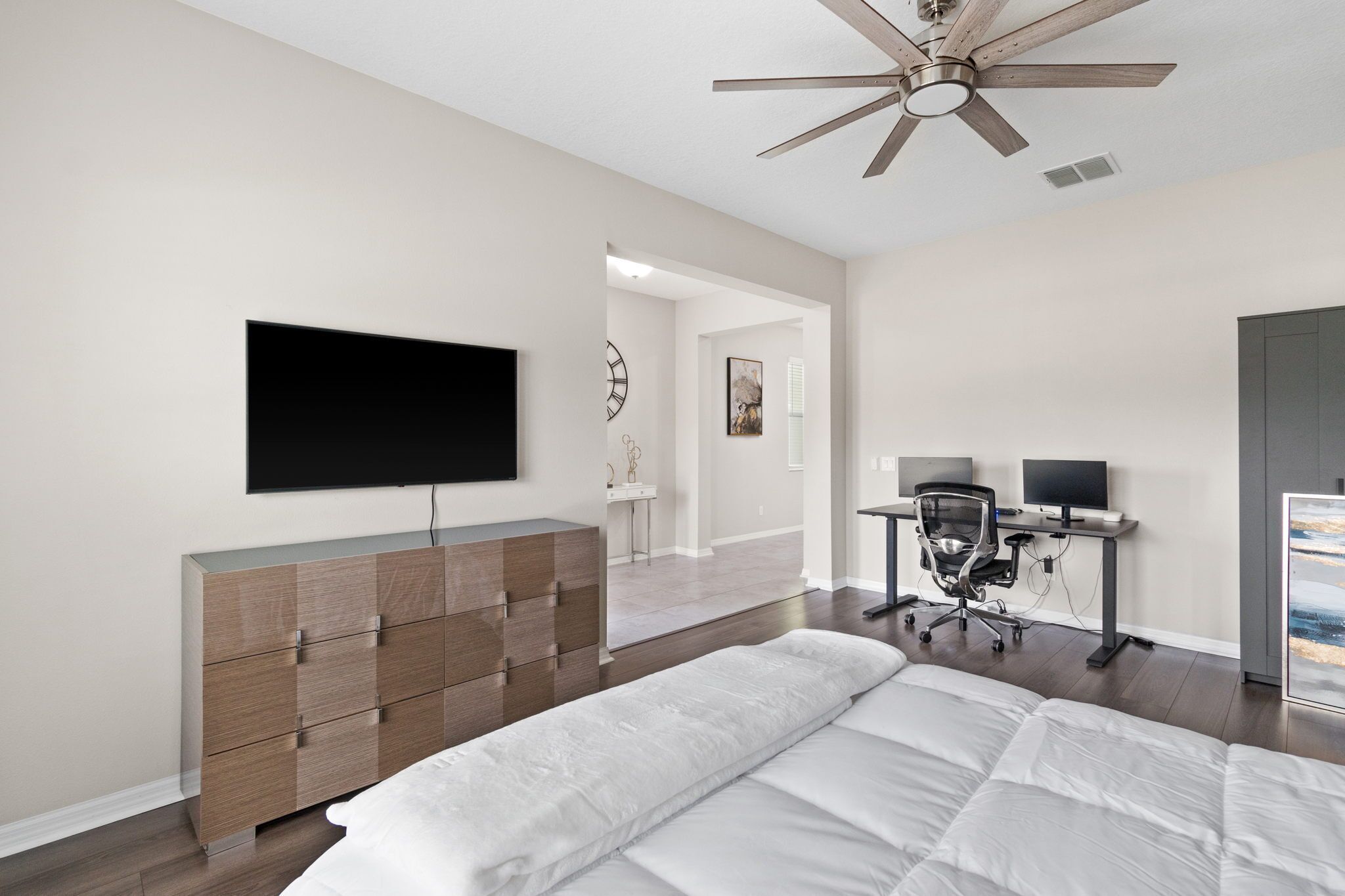 4 habitaciones, escritorio, tabla de planchar con plancha y wifi gratis 