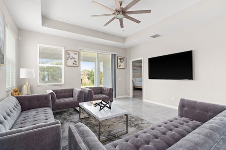 Smart TV. Luxurious Tampa Bay Area Home in Serene Community!