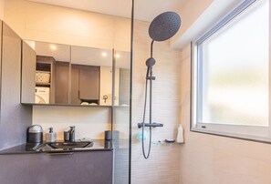Dusche, Haartrockner, Handtücher, Toilettenpapier