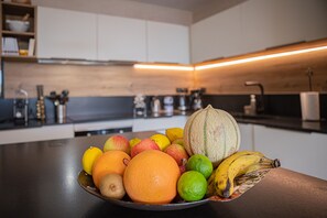 Frigorifero, microonde, forno, piano cottura