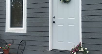 Parkview Cottage ~ Charming Tiny Home ~ Queen Bed!