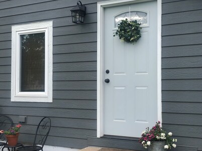 Parkview Cottage ~ Charming Tiny Home ~ Queen Bed!