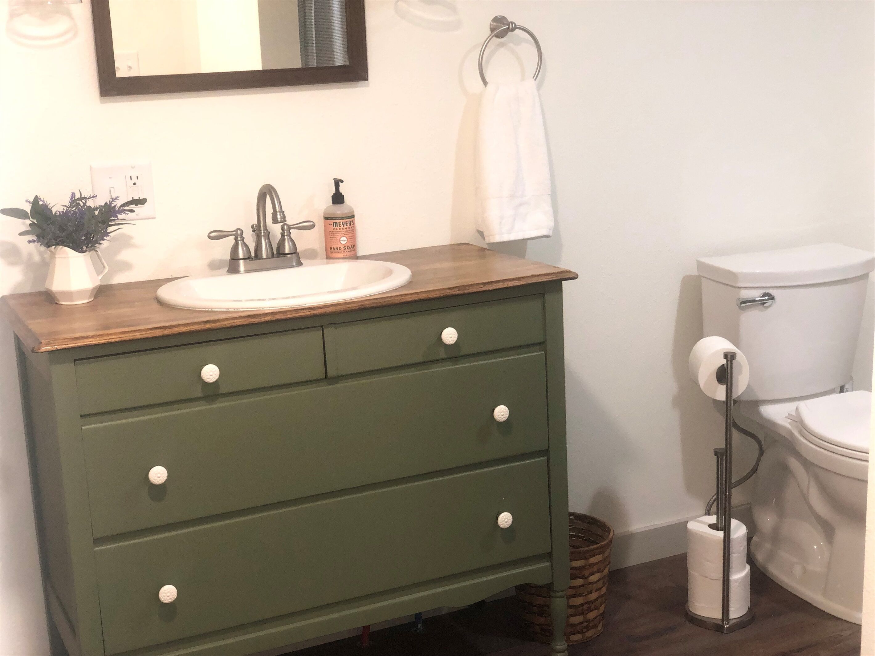 Suihku, hiustenkuivaaja, pyyhkeet