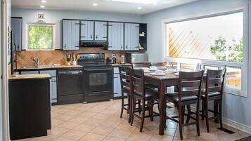 Réfrigérateur, four à micro-ondes, surface de cuisson, lave-vaisselle