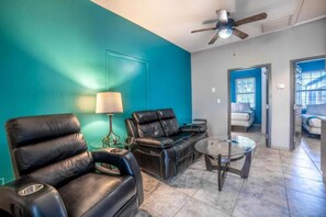 TV - Ivey House Hotel - Deluxe Queen Room (Everglades City)