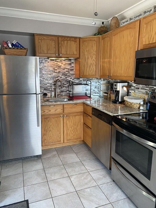 Kühlschrank, Mikrowelle, Ofen, Herdplatte