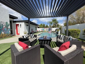 A heated pool, a waterfall pool - 🌵 Red Doors  Heated Pool  3 King & 2 twin beds Putting Green  w/ No Stairs😎 (Scottsdale)