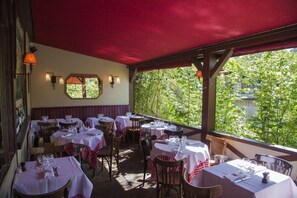 Outdoor dining - Maison Avec Jardin a 10 min de Paris Pour 4 Personnes (Courbevoie)