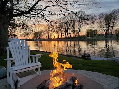 Waterfront Lake House, 20 person Tiki, Outdoor firepit, & Great location!