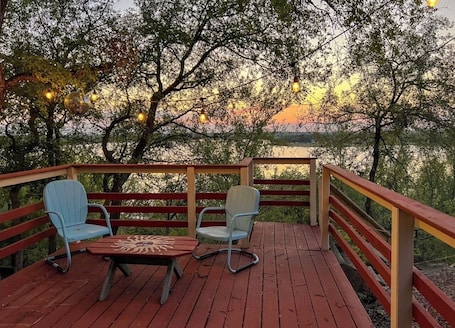 テラス / パティオ. Relax at Sunset Cabin — Panoramic Lakefront views!