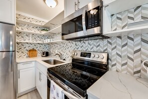 冰箱、微波炉、烤箱、炉灶