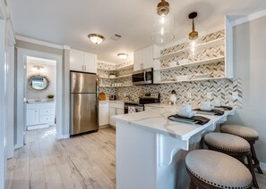 Kjøleskap, mikrobølgeovn, ovn og kokeplater