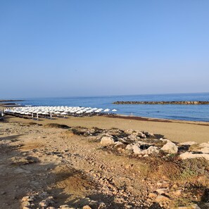 Nær stranden og strandhåndklær