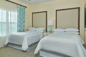 Tabla de planchar con plancha, wifi y ropa de cama