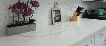 New updated 1.5 blocks to beach, 5 min walk, 4 bedroom 3 bath, king size bed, 