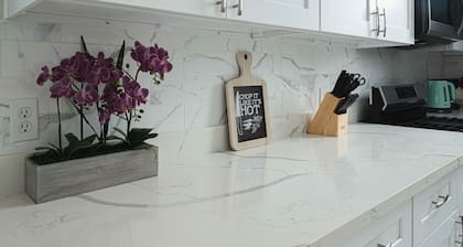 New updated 1.5 blocks to beach, 5 min walk, 4 bedroom 3 bath, king size bed,