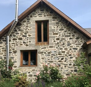 Exterior detail - Lovingly renovated bread oven (Saint-Pardoux-Corbier)
