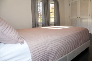 4 bedrooms, iron/ironing board, WiFi, bed sheets - Colonial home near Hiking Trail (Meriden)