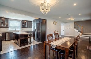 Dining - Colonial home near Hiking Trail (Meriden)