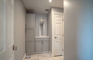 Interior - Colonial home near Hiking Trail (Meriden)