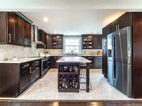 Fridge, microwave, oven, stovetop - Colonial home near Hiking Trail (Meriden)