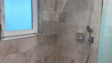Duschwanne, Haartrockner, Handtücher, Toilettenpapier