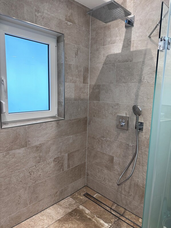 Bañera con ducha, secador de pelo, toallas, papel higiénico