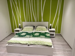 2 bedrooms, travel cot, free WiFi, bed sheets