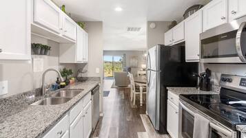 Een koelkast, een magnetron, een oven, een kookplaat